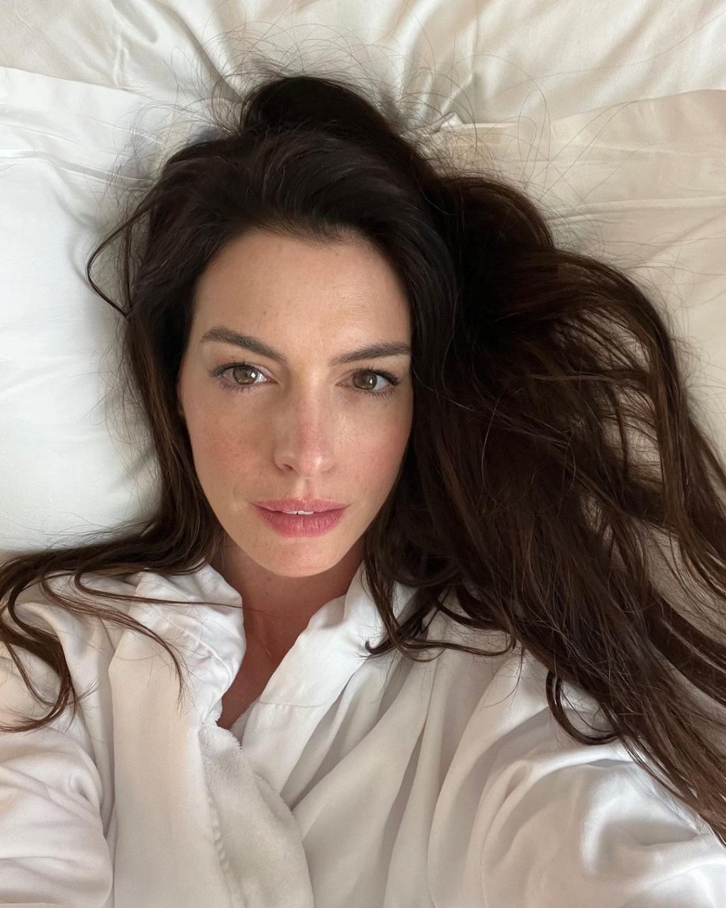 Anne Hathaway selfie - giải pháp cho tóc bạc