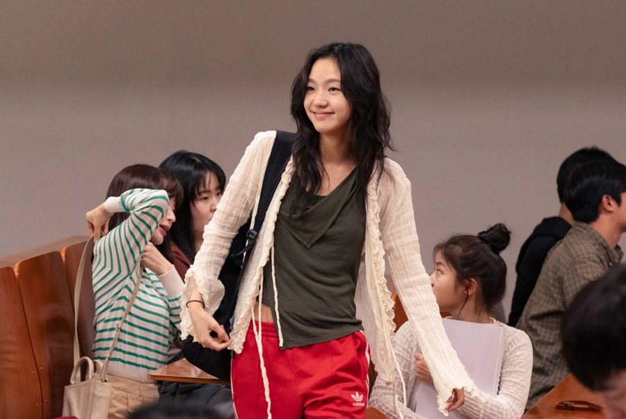 Kim Go Eun diện cardigan len trong đôi bạn học yêu