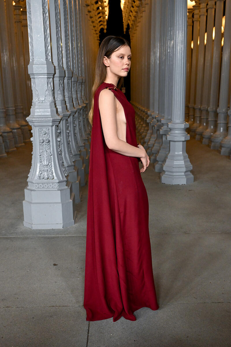 mia goth thảm đỏ lacma