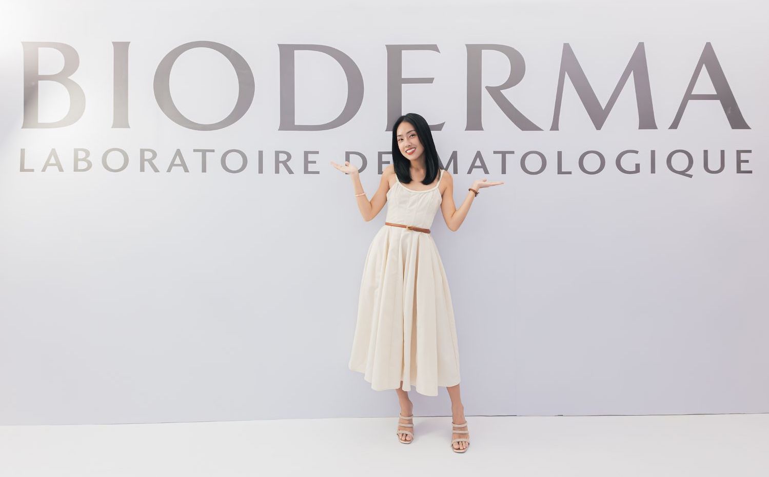 Cô gái chụp hình tại photobooth Bioderma