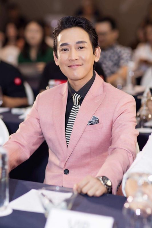 ao-blazer-duoc-hua-vi-van-yeu-thich Diễn viên Hứa Vĩ Văn