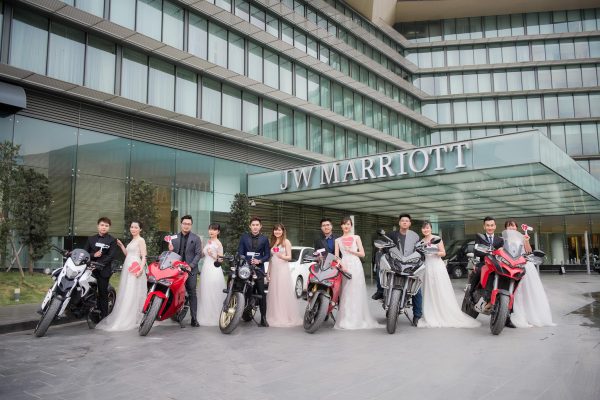 ao-blazer-danh-cho-cac-quy-ong-hien-dai DEZI có cơ hộp hợp tác với nhiều thương hiệu đình đám
