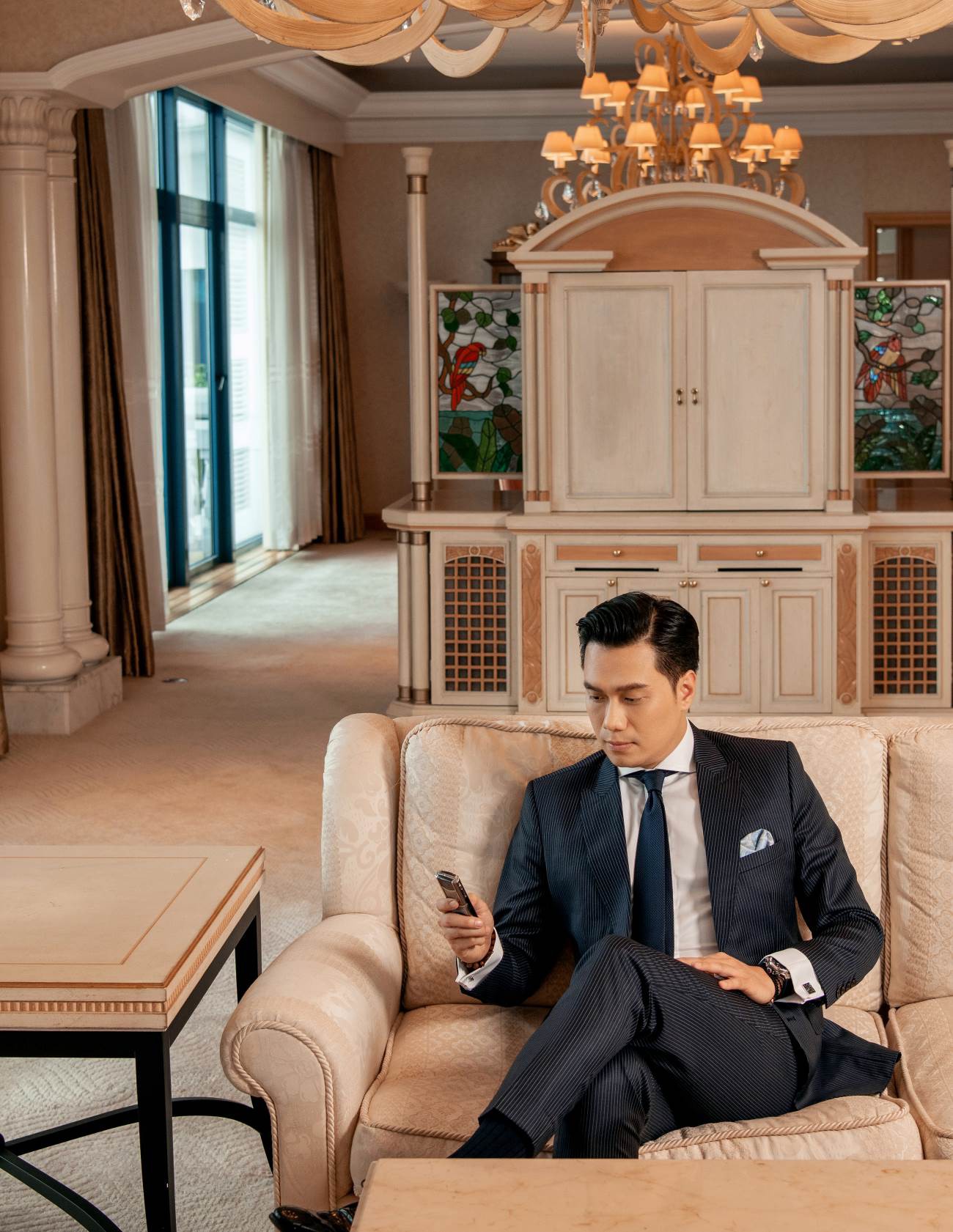Đều mặc vest DEZI, Đông Hòa trong phim lẫn Việt Anh ngoài đời cùng khiến khán giả mê mệt với phong cách lịch lãm chuẩn soái ca - Ảnh 5. Đều mặc vest DEZI, Đông Hòa trong phim lẫn Việt Anh ngoài đời cùng khiến khán giả mê mệt với phong cách lịch lãm chuẩn soái ca - Ảnh 5.