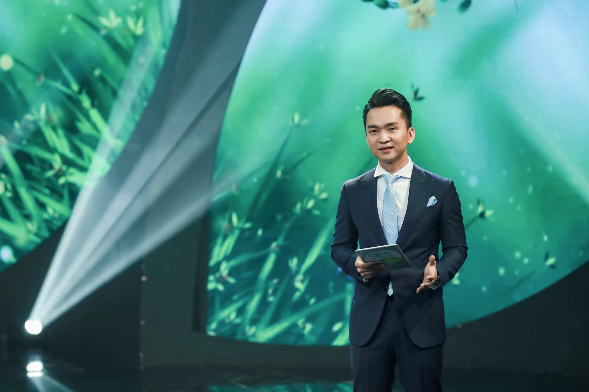 DEZI ĐỒNG HÀNH CÙNG MC HẠNH PHÚC TRONG SỰ KIỆN NGÀY CUỐI NĂM