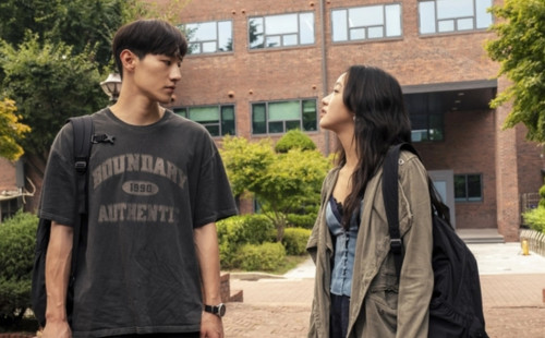 Tủ đồ biến hóa từ nữ sinh đến quý cô hiện đại của Kim Go Eun trong “Đôi Bạn Học Yêu”